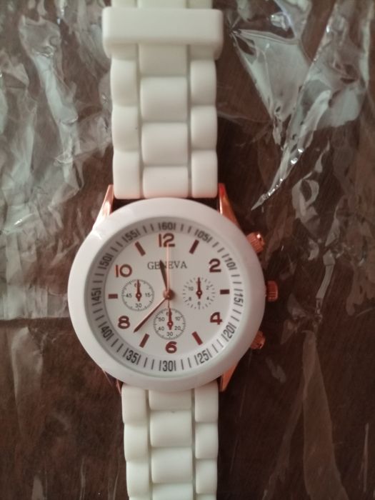 Часы новые белые