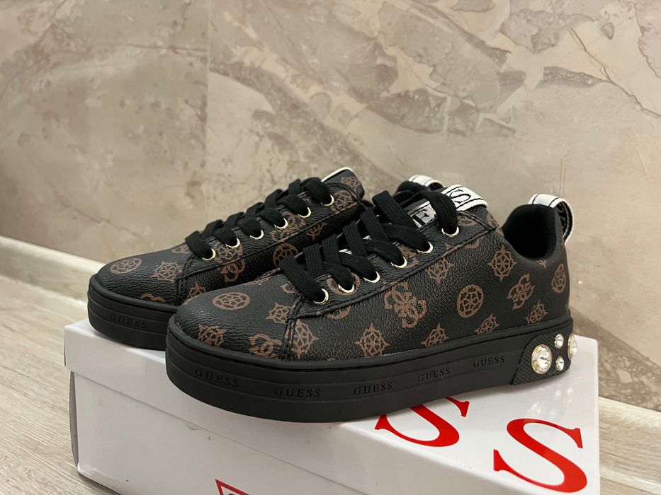 Оригинални сникърси Guess