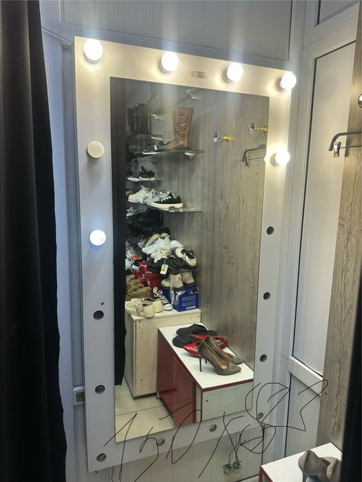 Продам 2 зеркала , одно большое , одно маленькое