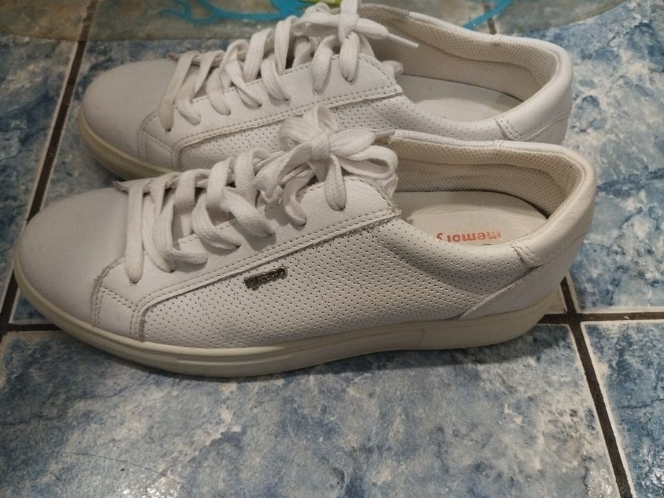 Vând pantofi piele