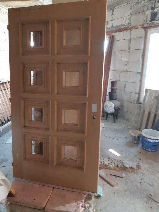 Vand usi din lemn masiv