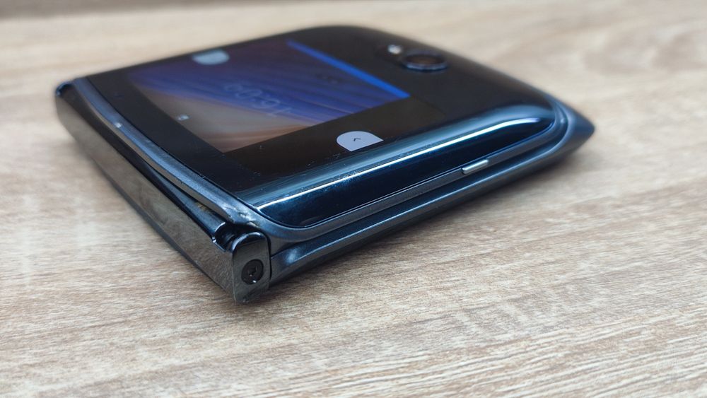 Motorola RAZR 2020 Se poate folosi fara probleme dunga mica pe display