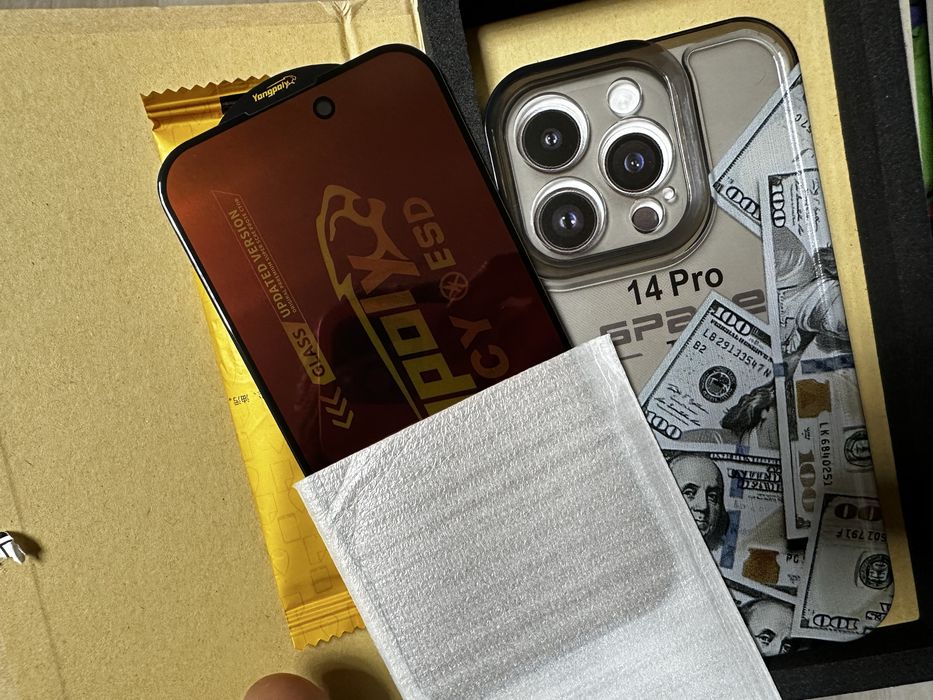 Продам чехол и стекло на айфон 14 про