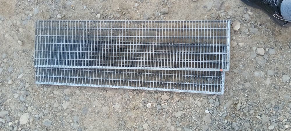 Vând trepte zincate metalice dacă va interesează sunaț la Nr de telefo