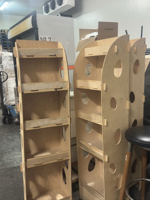 Обурудване за магазин . Рафтове , хладилници и еруги