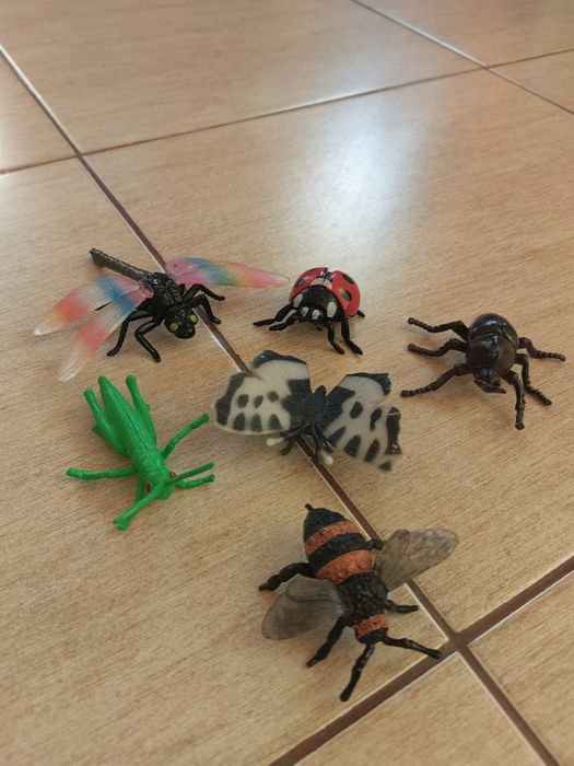 Различни видове животни детски играчки - домашни, диви, динозаври, нас