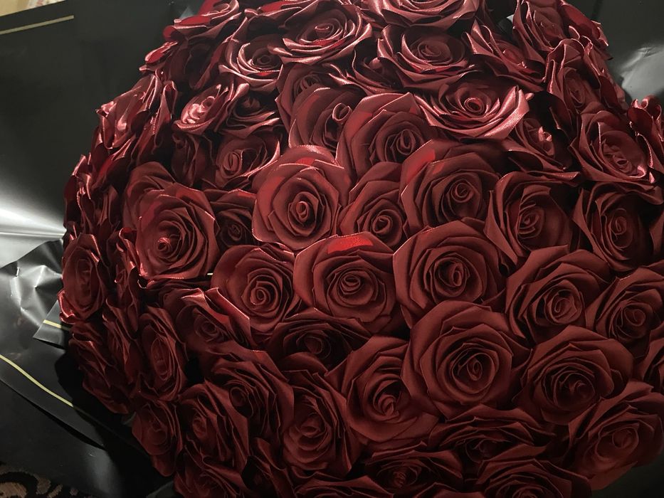 букет из атласной ленты 101шт розы, продам за низкую цену торг есть