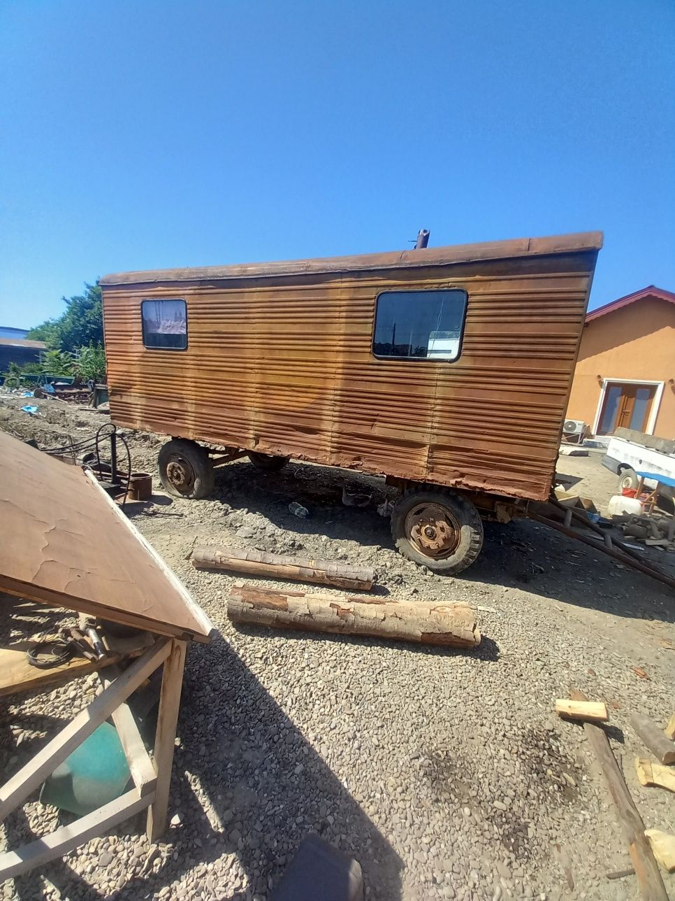 Vând tractor și vagon de pădure
