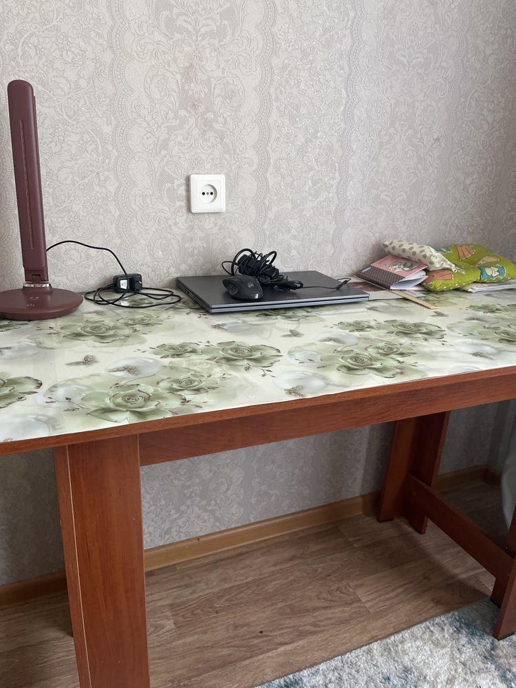 Продается стол В идеальном состояний на КШТ