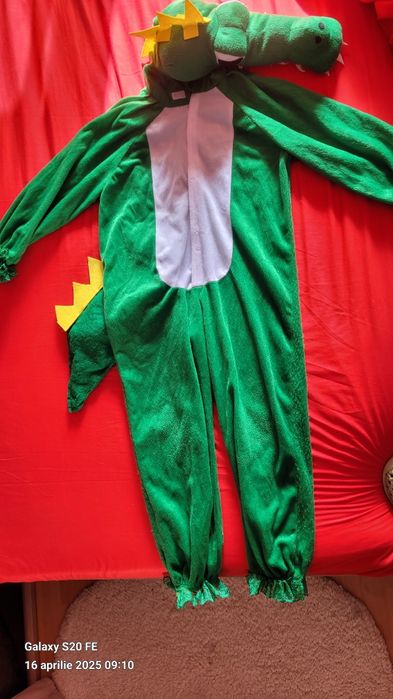 Vând costum de crocodil copii .. unisex