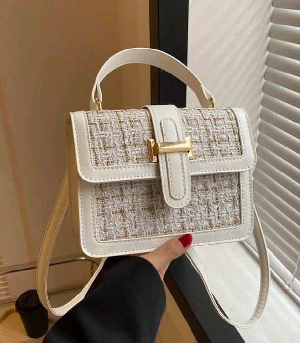 Дамска чанта в кремаво.