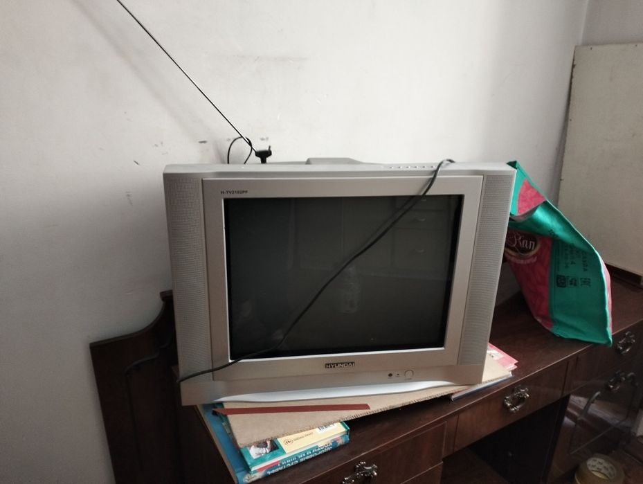 Телевизор Hyundai с антенной и пультами