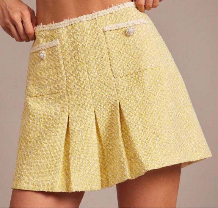 Елегантна пола от букле в бледо жълто с подплата.