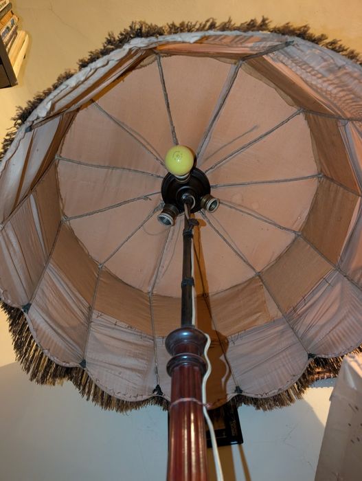 Lampadar cu picior de lemn