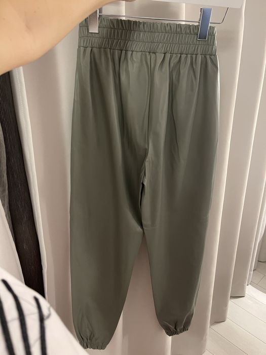 Зелен кожен панталон с ластик