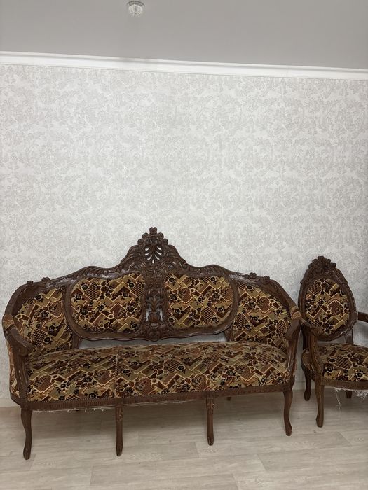 Продам диван,4 кресла,3х метровый стол