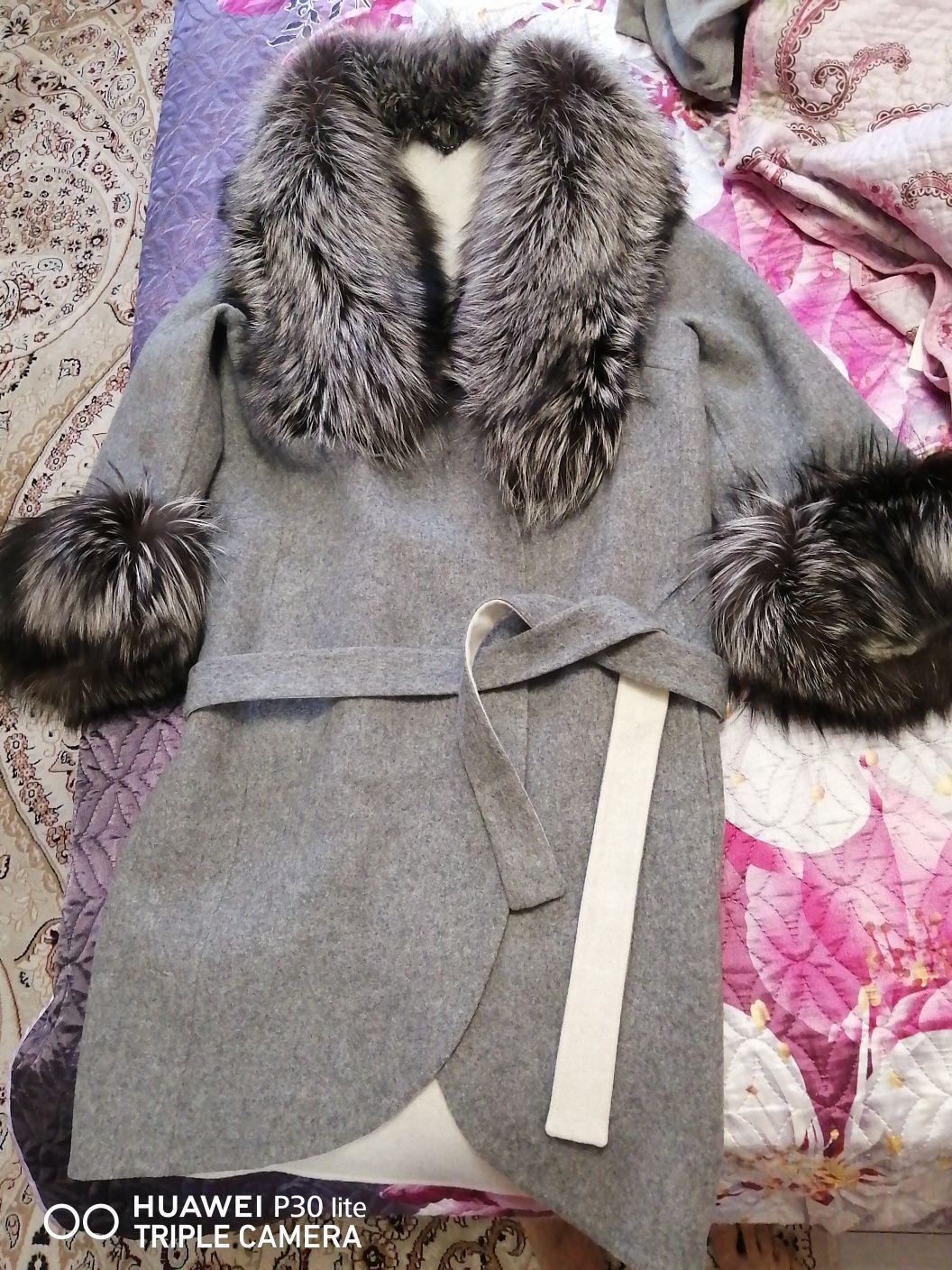 Женское пальто с  мехом чернобурки