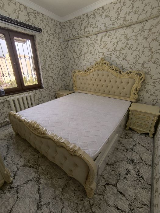 2 кишилик кровать 2 та тумбочкаси билан