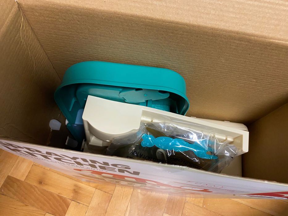 Кухня със светещи котлони, пара и мивка с течаща вода