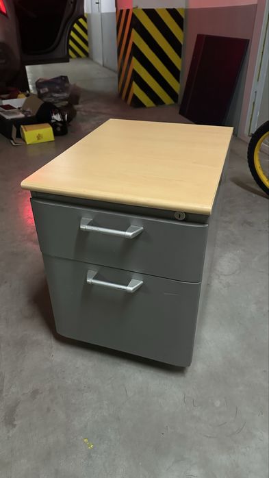 Продам стол, 3 тумбочки шкаф журнальный столик