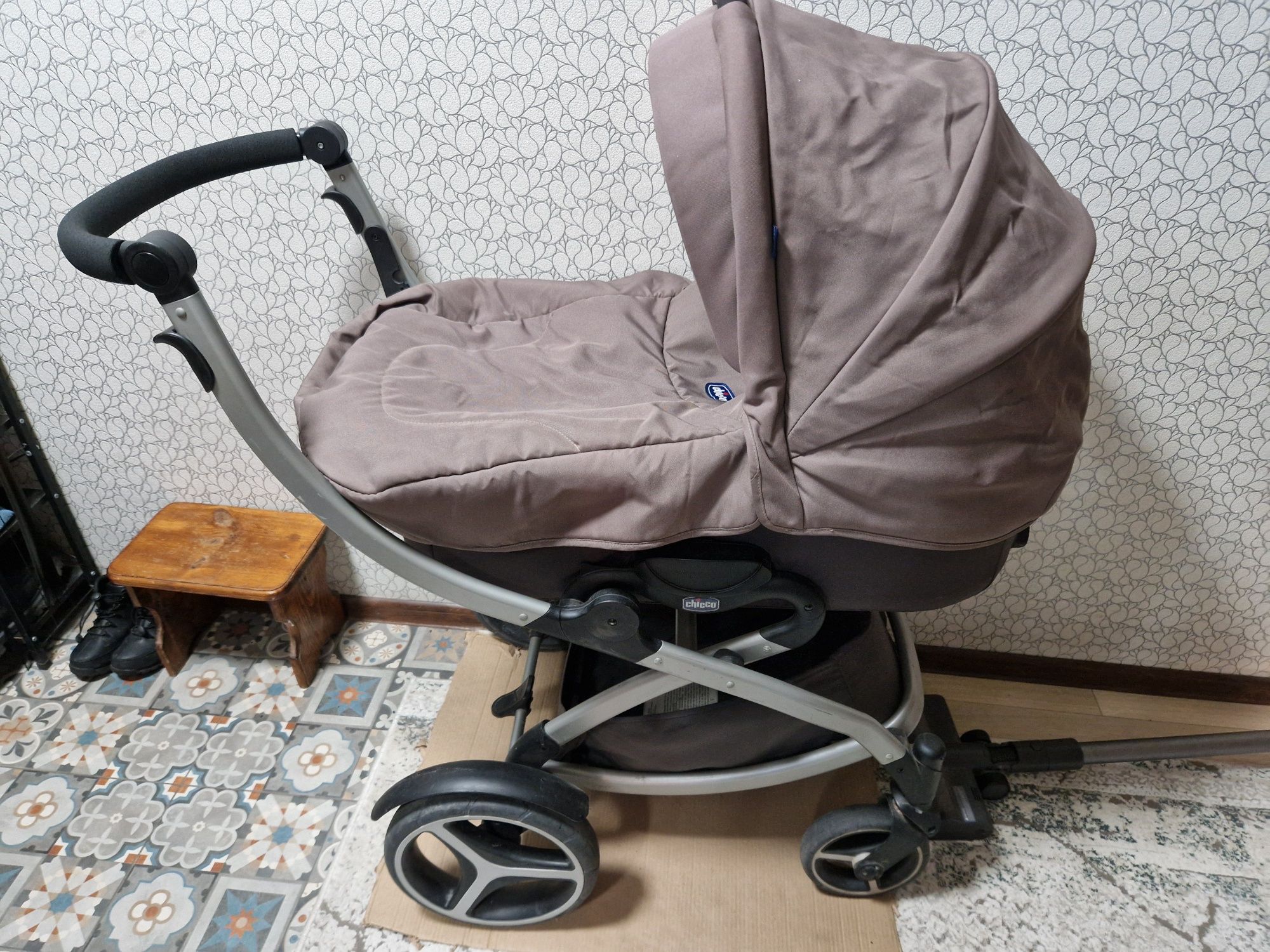 Коляска chicco 2 в 1. Люлька, прогулочный блок, две пары колёс + сумка
