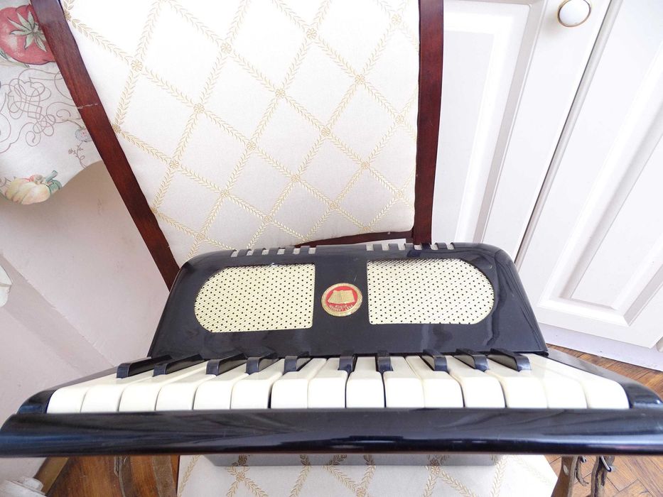 Много запазен стар акордеон Велтмайстер 12 баса