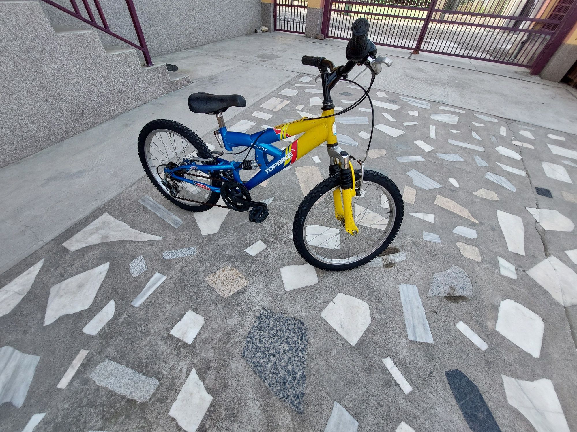 Bicicleta cu suspensii pentru copii cu roti pe 20 toll