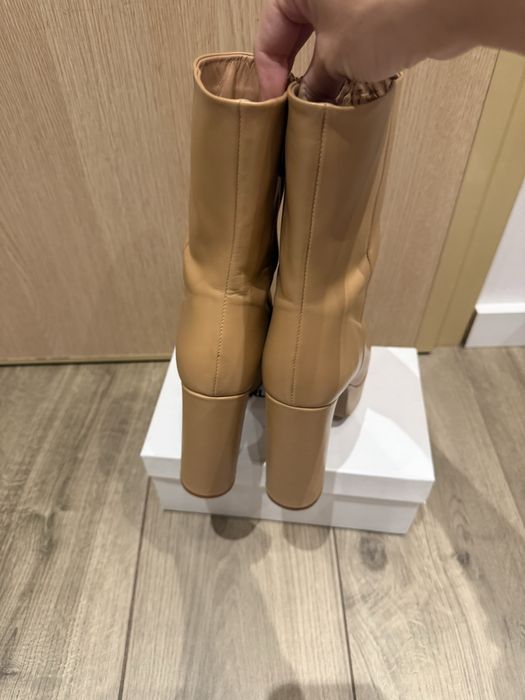 Продавам кожени боти Zara