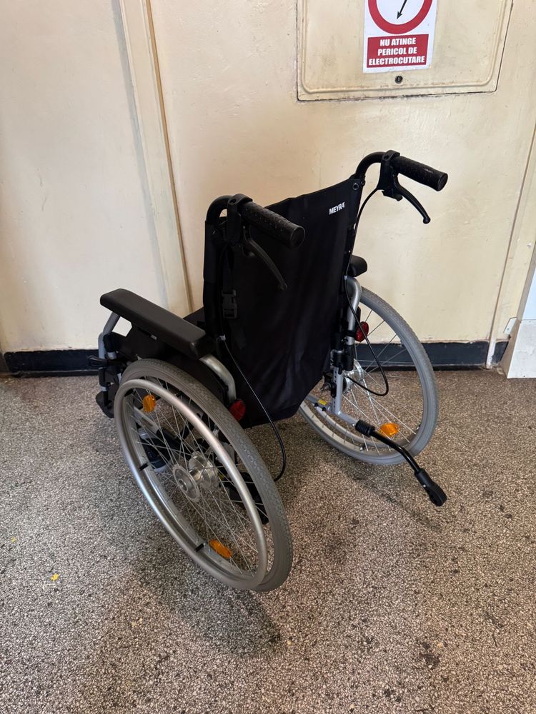 Carut scaun  din aluminiu batrani dizabilitati handica (ca noua)
