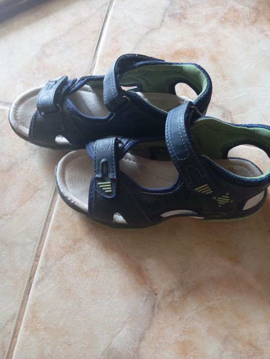 Vând sandale piele băieți