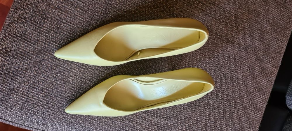 Бледо жълти обувки на ток