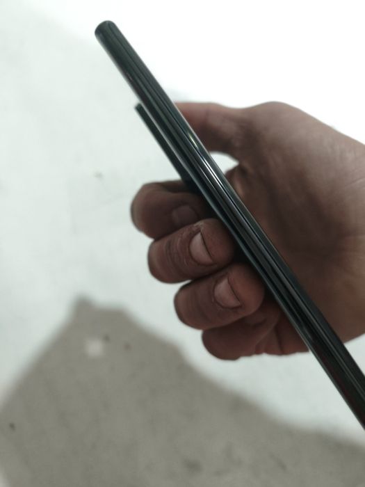 Sa msung not 20 ultra xotirasi 256gb holati yaxshi ekran singan