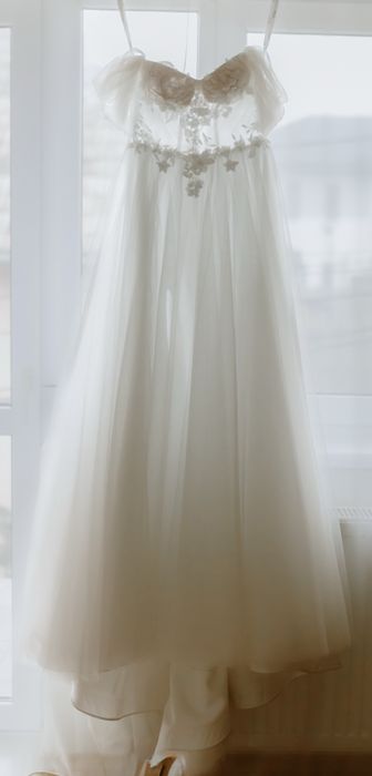 Vând rochie de mireasă elegantă, cu crapătură pe picior + voal