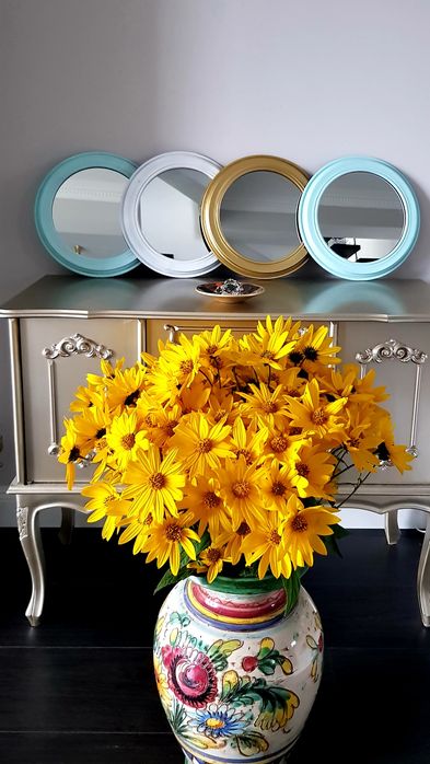 Oglindă veche cu ramă din lemn masiv