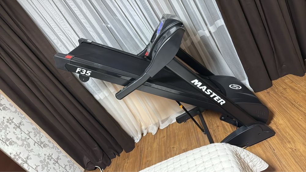 Бягаща пътека MASTER F-35, полупрофесионална,1л. силиконова смазка