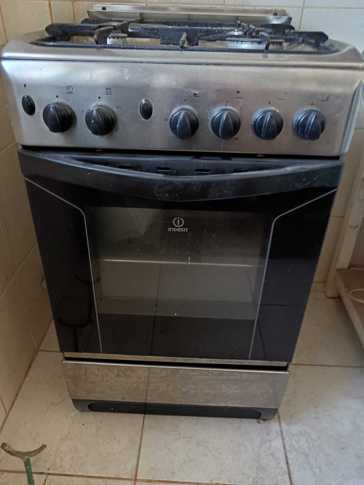 Aragaz Indesit 4 ochiuri + cuptor