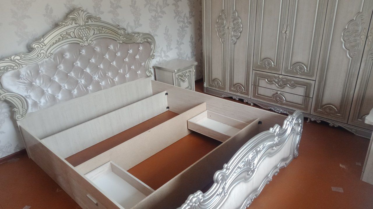 Спальный кроват , шкаф , 2 тумбы с матрасом