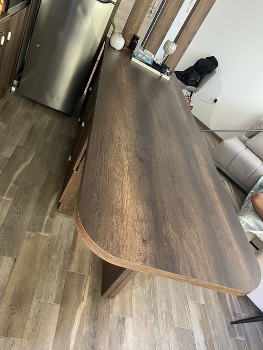 Маса тип островна с чекмеджета  няма забележки