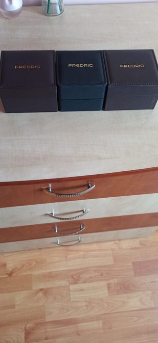 Vind ceasuri noi Fredric automate sau cu bateria preț 250lei și 300lei