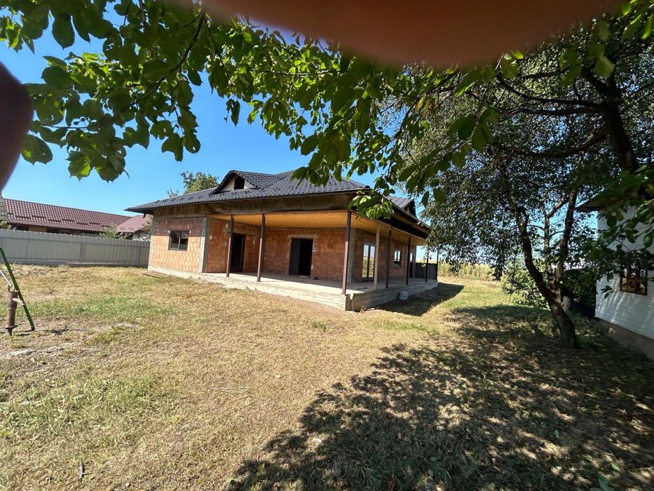 Casa la rosu de vanzare