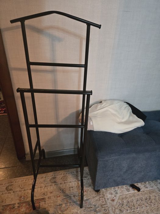 Комнатная вешалка