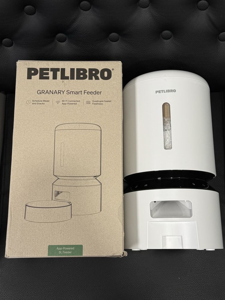 Продавам хранилка за животни PETLIBRO