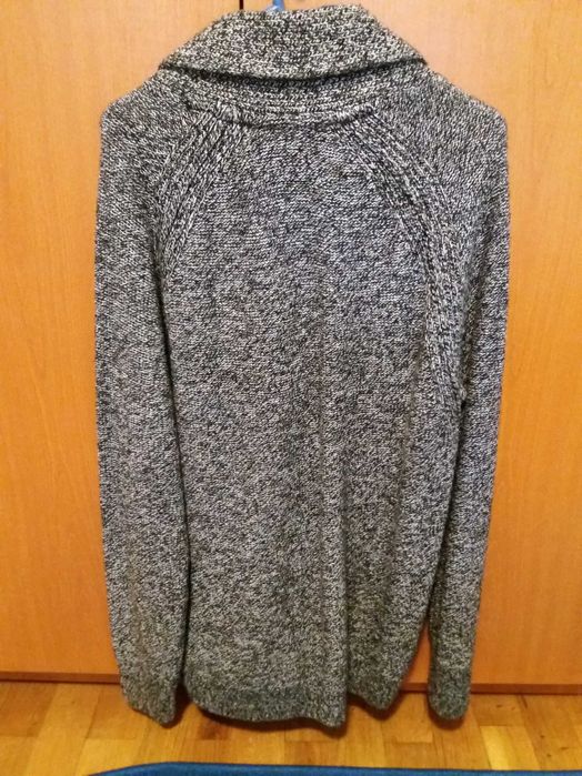 Vand pullover barbatesc marca Angelo Litrico, cu nasturi, marime M