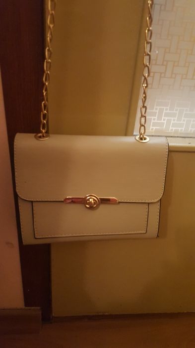 Нова бежова чантичка