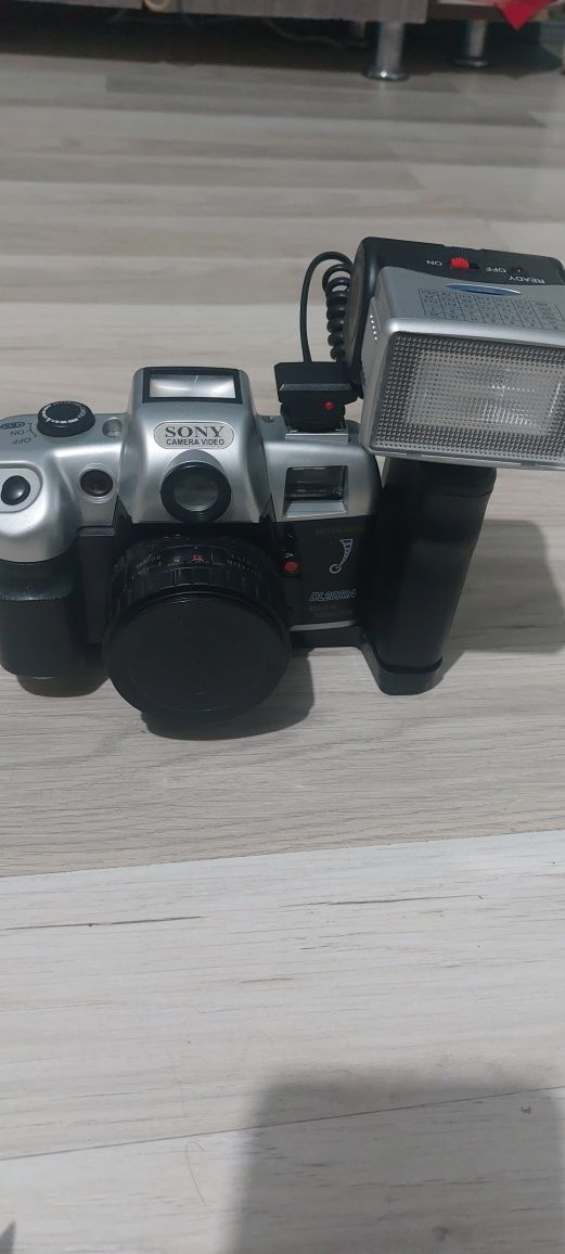 Vand vann apart de poze Sony vechi 


-	Aparat pentru fotografiat cu f