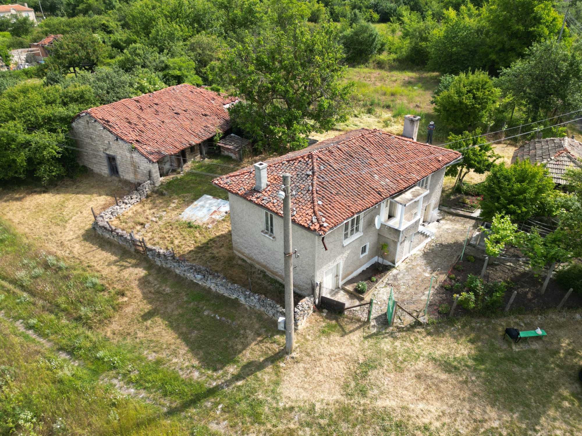 ДВОРНО МЯСТО УПИ 1020 м2 с КЪЩА, Селскостопански Постройки, Ток и Вода