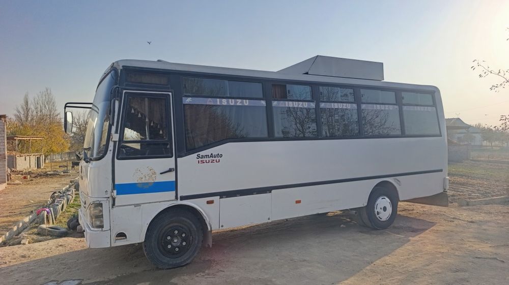 Isuzu avtobus sotiladi.
