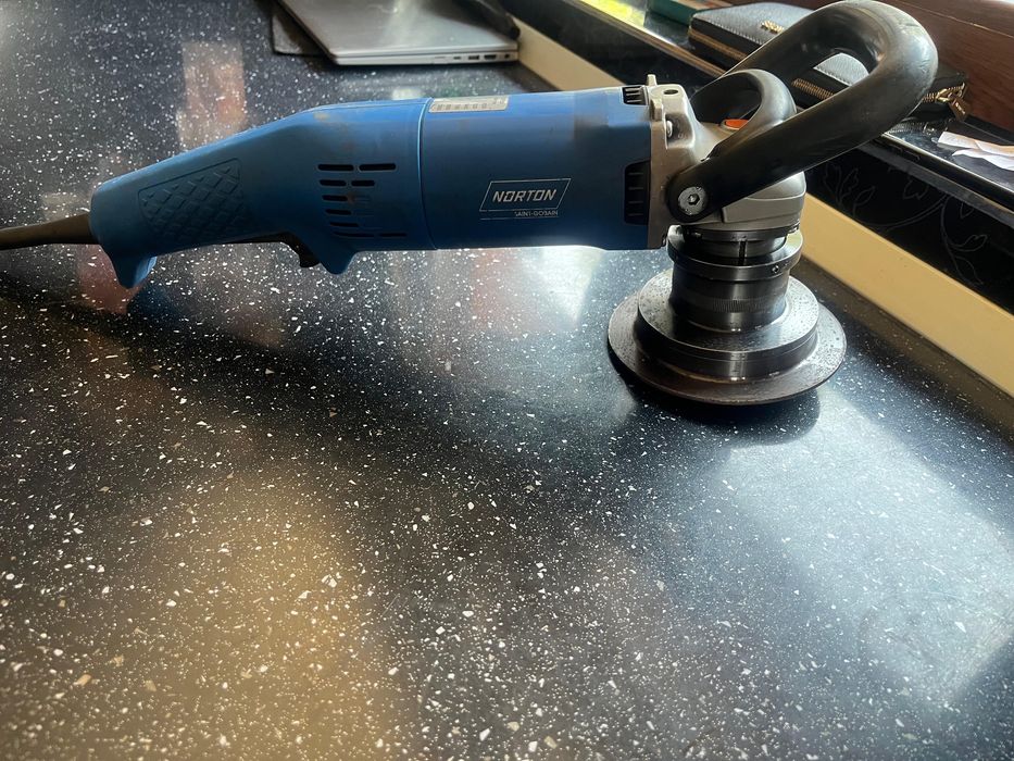 Masini 2 de taiat debitat sanfrenat eba12 si eni06