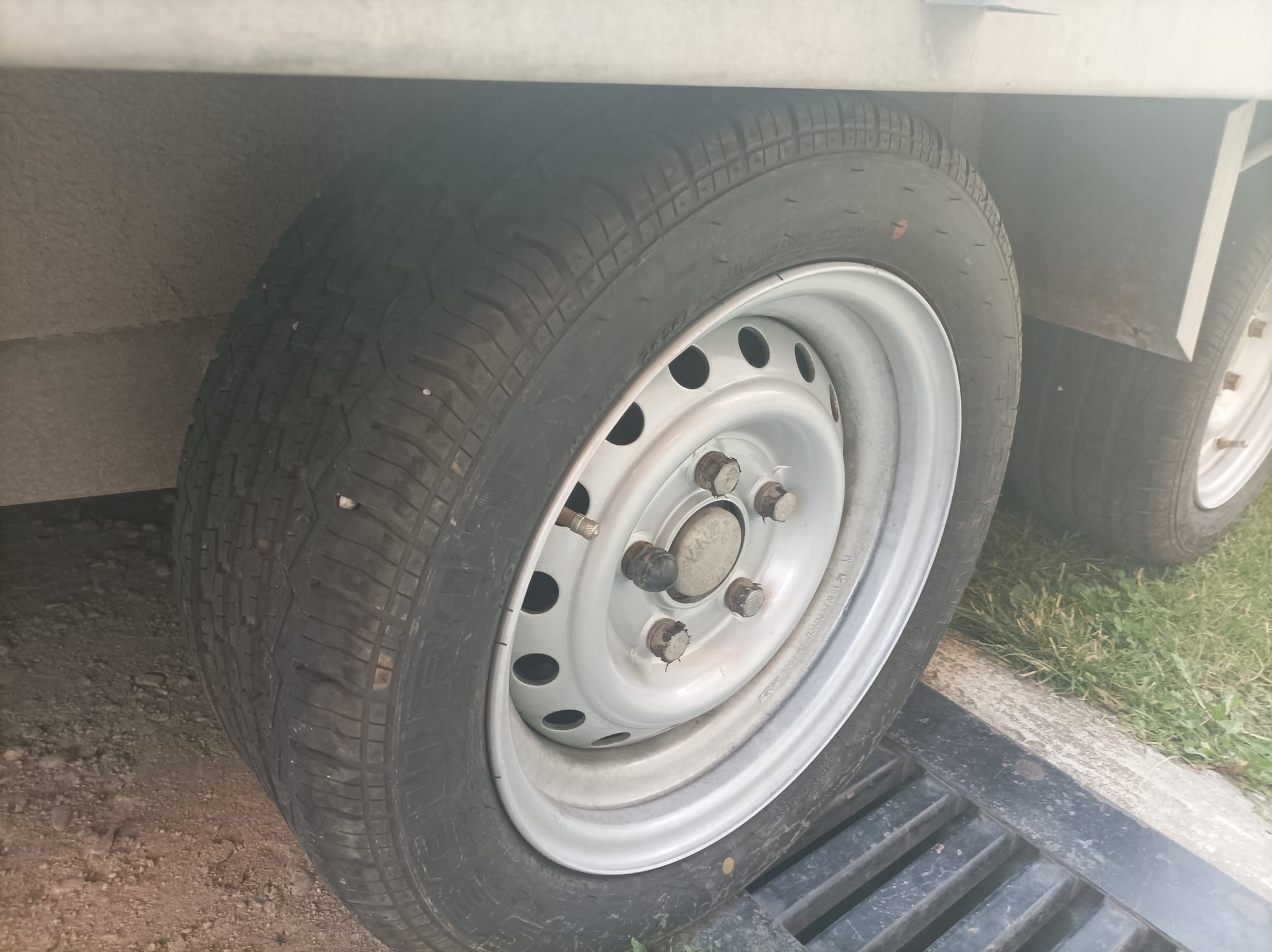 Vând platformă auto Saris 2700 kg