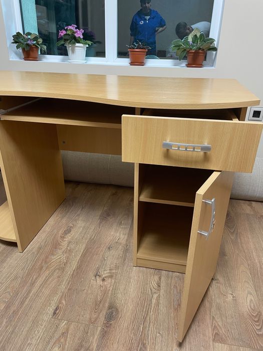 Продавам бюро, като ново